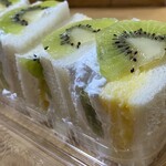 ケーワン - フタを開けたところ
      端から端まで具材がぎっしりです