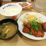 松屋 - ...地域限定「香味ダレ唐揚げ定食（590円）」、唐揚げは揚げたてではない。。
