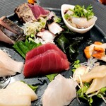 志ま根 - 夜泣きが好物。(右のオレンジの貝)