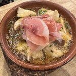 テルヌーラ - キノコと生ハムのアヒージョ