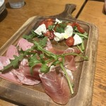 PIZZA SALVATORE CUOMO 豊洲 - ハムとカプレーゼの盛り合わせ