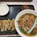 旬香菜館 - 台湾ラーメンと餃子のセット780円