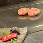 築地鉄板焼 Kurosawa - 目の前の鉄板カウンター♪ パフォーマンスも楽しむことができます (◍ ´꒳` ◍)b