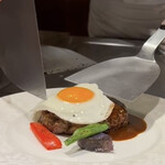 築地鉄板焼 Kurosawa - ぷっくりとした黄身！ 幸せ色の目玉焼きをのせて 完成！