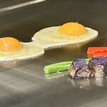 築地鉄板焼 Kurosawa - 鉄板の上♪ 野菜と目玉焼き