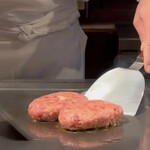 築地鉄板焼 Kurosawa - 両面を しっかり 焼いていきます