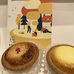 BAKE CHEESE TART Ekie Hiroshima Ten - チーズタルトストロベリー(左)とプレーンタルト