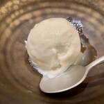 天ぷら もっこす - クリームチーズとヨーグルトのジェラート、蜂蜜とレモン