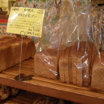 nukumuku - 食パンコーナー；全粒粉食パンは形が２種類あります