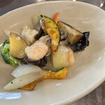 点心・中華 春夏秋冬 - 日替わり定食の主菜　秋野菜とエビイカの塩炒め