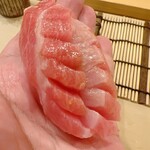 鮨 しゅん輔 - 二貫目の大間の蛇腹。厚切りにしてシャリも熱々に変化