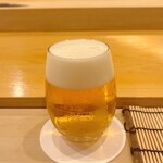 鮨 しゅん輔 - 最初は小グラスのプレモルでスタート。一息で飲み干し、日本酒のメリーゴーランドに乗り込みます