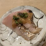 鮨 しゅん輔 - 庄内おばこ鰆。皮目を炙ります。薬味は焼いた西京味噌と穂紫蘇。焼き味噌がナッツのような香ばしさを醸し、これもお酒を呼ぶヾ(≧▽≦)ﾉ