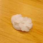鮨 しゅん輔 - 北海道の水蛸。真蛸よりサクサクの食感が面白い。噛めば噛むほど透明感溢れる甘味が押し寄せます。これは美味い水蛸でした