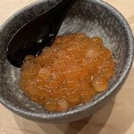 鮨 しゅん輔 - 塩〆した新イクラ。お酒も醤油も入りません。まるで振り塩をした半熟目玉焼きの黄身のようなネットリ感。水分が抜けたことでジューシー感は薄れるけど、濃厚さは倍増