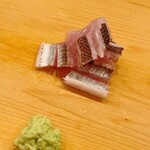 鮨 しゅん輔 - 横須賀あたりのカマス。皮目を炙って香ばしさを演出します