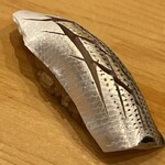 鮨 しゅん輔 - 天草の小肌。赤シャリに変わりました