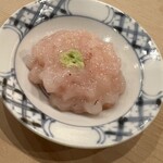 鮨 しゅん輔 - 塩もみで無駄な水分を除き、包丁で叩いてネットリ食感を演出。塩がしっかりと入り、仕上げの煎り酒で旨味も倍増。これはお酒を呼ぶ。瓶詰で売ってくんないかなぁ、アハッヾ(≧▽≦)ﾉ