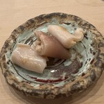 鮨 しゅん輔 - 軽く湯引きした北寄貝を塩と酢橘でいただきます。素材の地味と滋味を大切にする高岡市の真骨頂が発揮されておりました