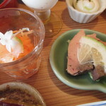 ル・ココン - かつお（ル・ココン膳）、人参ラぺ（各ランチ共通）