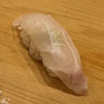 鮨 しゅん輔 - 真昆布で〆たクエ。薬味は煎り酒です