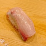 鮨 しゅん輔 - 長崎の縞鯵。二日寝かせ。爆発的にウンマイ