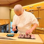 鮨 しゅん輔 - 今夜はマスク姿の高岡氏。真鯛とカマスを斬り付けました