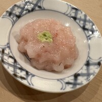 鮨 しゅん輔 阿佐ヶ谷 - 塩もみで無駄な水分を除き、包丁で叩いてネットリ食感を演出。塩がしっかりと入り、仕上げの煎り酒で旨味も倍増。これはお酒を呼ぶ。瓶詰で売ってくんないかなぁ、アハッヾ(≧▽≦)ﾉ