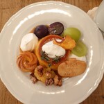 喫茶 tameiki - かぼちゃのプリンアラモード1,120円、薬膳茶-風月- 600円 ドリンクセット△50円  ぶどうも甘くて生クリームは余さ控えめ✨薬膳茶は六条麦茶ベースで眼の疲れに良いものをセレクト。和みます♪