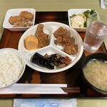 ばらくら - 第一弾。ご飯、豚汁、卵焼き、揚げナス、ひじき煮、切り干し大根の煮物、大根の煮物、油淋鶏、鳥の唐揚げ、クリームコロッケ、サラダ、ポテトサラダ、お冷。