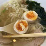 らーめん榎穏 - 味玉、割ったところ。うんまいです♪