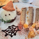 喫茶 tameiki - キャロットケーキ ハロウィンver.620円✨和栗と安納芋のショートケーキ620円✨定番メニューに魔女の帽子を被せ仮装♡おばけメレンゲもキュート！ケーキの栗ペーストやほうじ茶クリームにも癒されました。