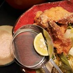 谷町 わらかし - 揚げ立ての唐揚げは衣がガリッと香ばしく、塩麹のおかげでふっくらジューシー♪すだちを絞ると清涼感ある香味と酸味、岩塩のまろやかな塩気で最高の相性！