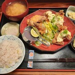 谷町 わらかし - 唐揚げがどっさり、美味しそう～！おかわりOKの雑穀米に風味良いお味噌汁、ポテトサラダやぬか漬けまで♪麹鶏唐揚げ定食900円（現在は950円）