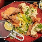 谷町 わらかし - 麹鶏唐揚げはソースが2種類選べる♪右は濃厚な甘酢タルタルが3つ、左はあっさり徳島すだちと塩の唐揚げが2つ