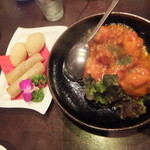 Chuukaya Gokuu - 鶏唐揚げのチリソース　右は点心セットの「ピロシキ・春巻き」　