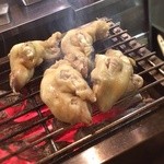 炭や肴や はん蔵 - 豚足炭火焼き