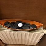 日本橋 - トイレには炭と塩だろうか。こういう飾り方が素敵だと思う。