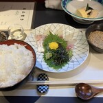 味暦 正生 - 別添えで鯛とつゆ？が一緒に出てきます。食べ方はお刺身にしてもよし、丼にしてもよし、の自由だとか