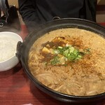 麺飯天国 - 圧巻のボリューム「麻辣麻婆坦々麺」は鍋で提供される。