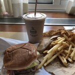 Burger Joint - 特に特徴のないバーガーとフレンチフライ