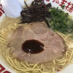 とんこつの王様 - 豚バラチャーシューに辛味ソースが乗ります！