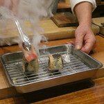 天婦羅 みやしろ - 秋刀魚焼き付け中