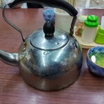 はやの食堂 - やかんでサーブ