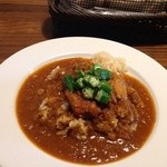 フル レングス テーブル - チキンオニオンカレー、オクラのせ