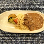 メイキッス - ハッシュドビーフをパスタで。やっぱりこちらも、優しいお味。