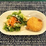 メイキッス - サラダ（梨が甘かったです）＆クリームコロッケでスタート。