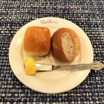 メイキッス - ミルクパンはそのままで。フランスパンはポアレのソース付けて美味しく頂きました。