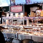 Spitfire - スピットファイアさんのピッツァ美味しかったです♫目の前に簡易なテーブルとイスがあるのでイートイン可能です♡