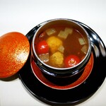銀座 鮨 桃の木 - 美味しい薬膳スープ、鶏団子もミニトマトが美味しかった。
